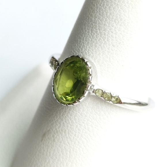 HOST PICK!Peridot gemstone ring in Sterling Silver sz 6 - Picture 5 of 9